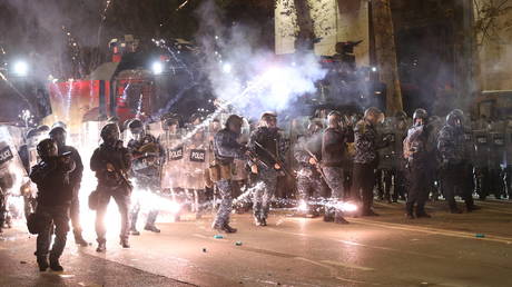 Тбилиси подаёт в суд на BBC за обвинения в применении «химического оружия» против протестующих