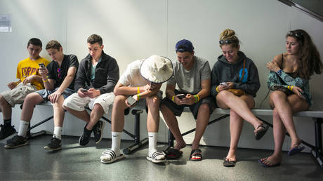 Австралия становится первой страной, запрещающей социальные сети для детей до 16 лет