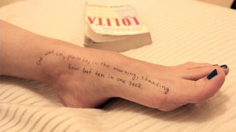 Новые фото из архива Эпштейна: Паспорта, знаменитости и мрачные символы