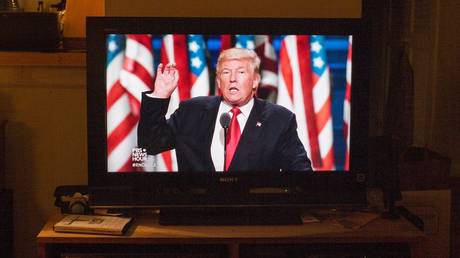 "Охота на ведьм": Британского учителя уволили за показ речей Трампа