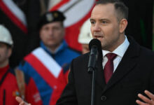 Навроцки призывает защищать идентичность от "немецкого империализма", Сикорский парирует разрекламированным союзничеством в ЕС и НАТО.