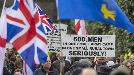 Беспокойство в Кроуборо: Двенадцатая неделя протестов против лагеряণ беженцев