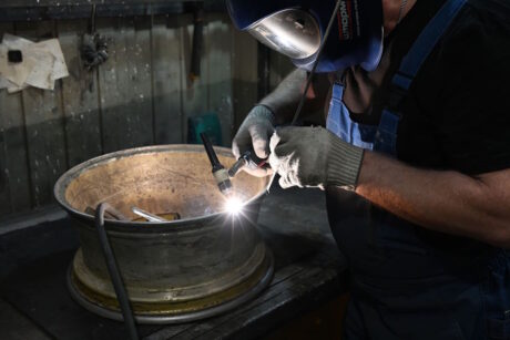 Секрет прочности и эстетики: почему аргонодуговая сварка — единственный верный выбор для литых дисков