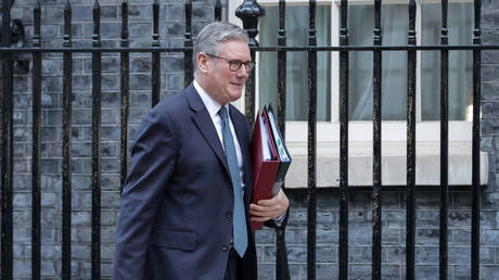 Скандал вокруг бывшего лорда Питера Мэндерсона: обвинения в халатности и связях с педофилом