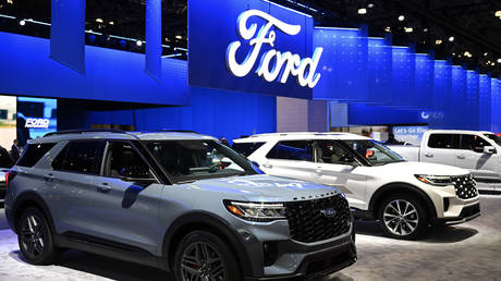 Форд понес убытки на $8,2 млрд в 2025 году из-за проблем с электромобилями