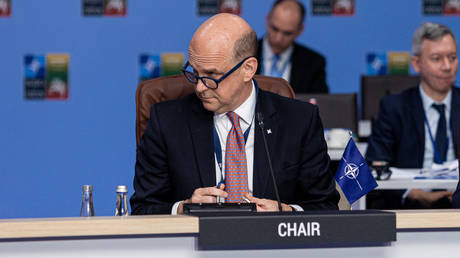 Скандал в НАТО: британский посол в центре романа с молодой итальянкой