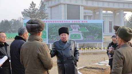 Ким Чен Ын посетил строительную площадку музея, посвященного подвигам северокорейских войск в России