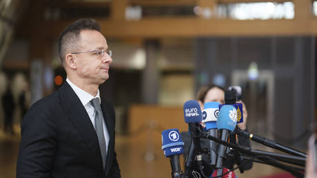 Венгрия блокирует помощь Украине