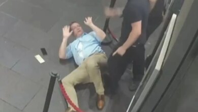 "Летающий стул" - скандал в баре Мельбурна