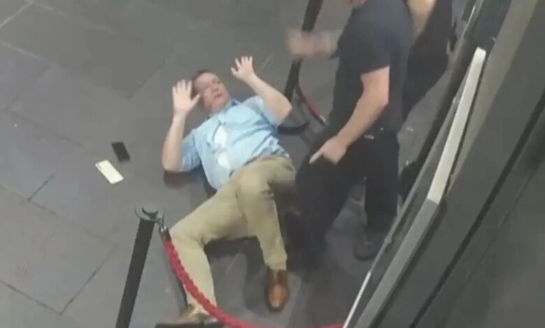 "Летающий стул" - скандал в баре Мельбурна