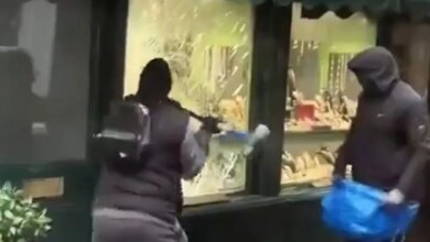 Смелое ограбление в Лондоне: воры разбили витрину ювелирного магазина