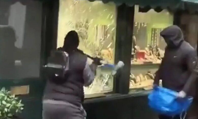 Смелое ограбление в Лондоне: воры разбили витрину ювелирного магазина