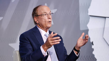 Миллиардер на распутье: глава BlackRock предсказывает рецессию из-за войны с Ираном, хотя еще недавно видел в ней «хорошую инвестицию»