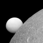 NASA показало новейшие фото 2-х спутников Сатурна