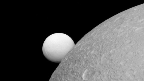 NASA показало новейшие фото 2-х спутников Сатурна