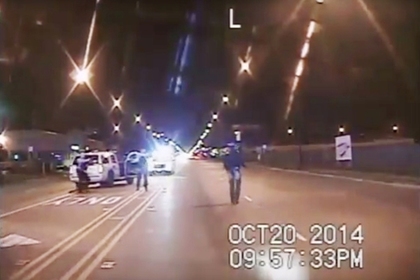 В Чикаго вспыхнули протесты после видео убийства полицейским подростка