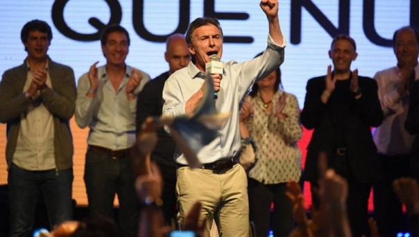Кандидат от оппозиции выигрывает на президентских выборах в Аргентине