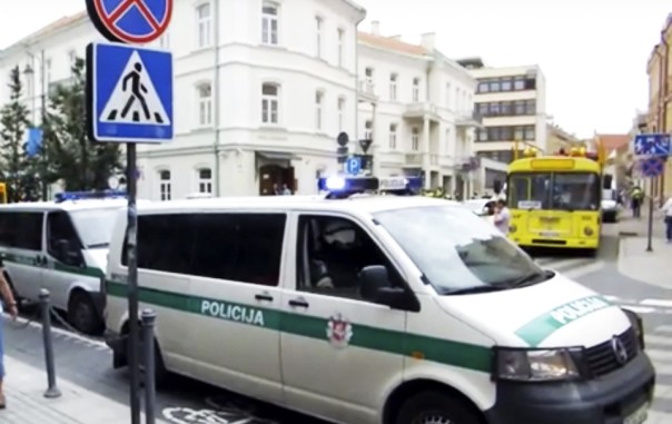 МВД Литвы: инцидент с мужчиной, отнявшим оружие у милиции, — это позор