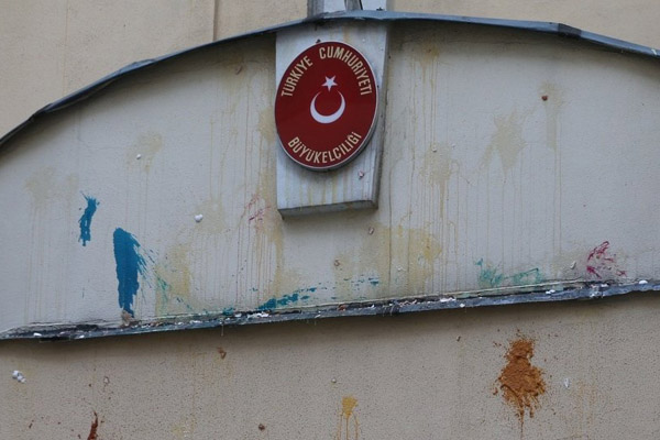 В Новороссийске неизвестные закидали камнями генконсульство Турции