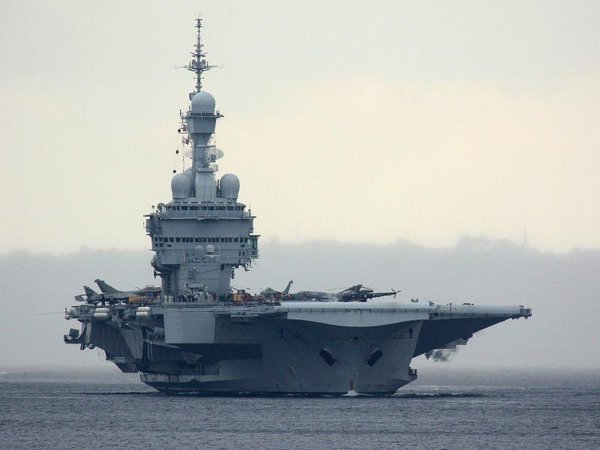 Французский авианосец «Шарль де Голль» установил связь с ВМФ РФ