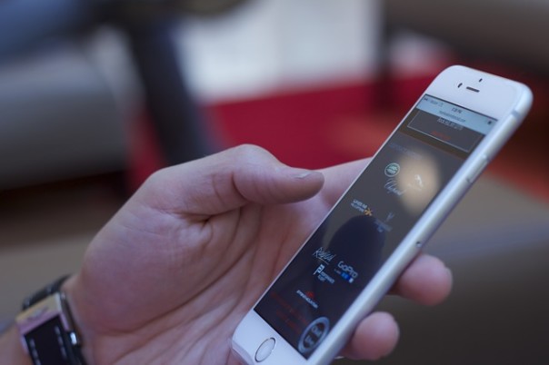 Смартфон спас жизнь очевидцу теракта в столице франции
