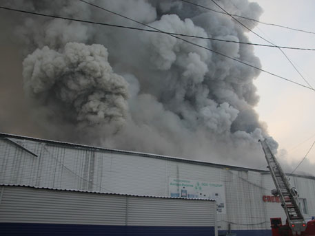 4 грузового автомобиля успели вытянуть пожарные из горящего в Чите склада