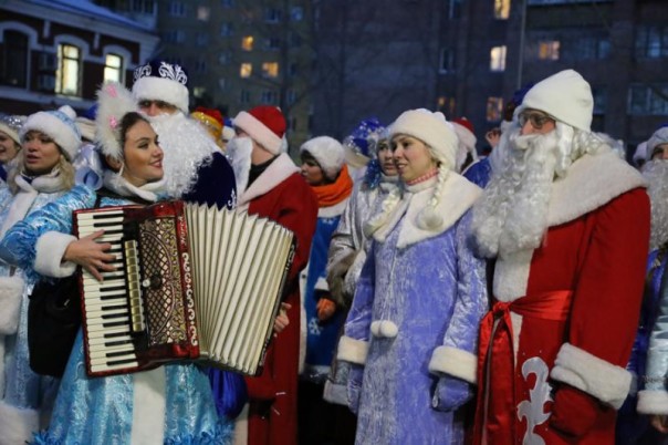 По городу прошла колонна Дедов Морозов и Снегурочек