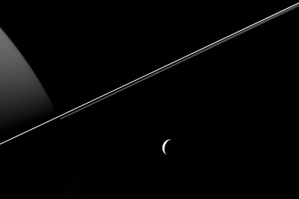 В web-сети появилось изображение Тефии в виде полумесяца на фоне колец Сатурна
