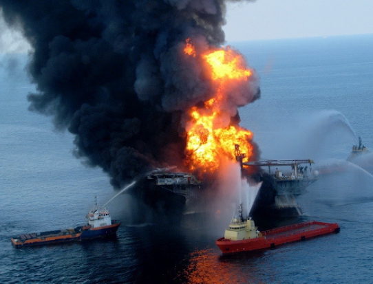 При пожаре на нефтяной платформе в Азербайджане пропали без вести 30 человек