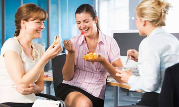 Обеды с коллегами повышают рабочую эффективность, считают ученые