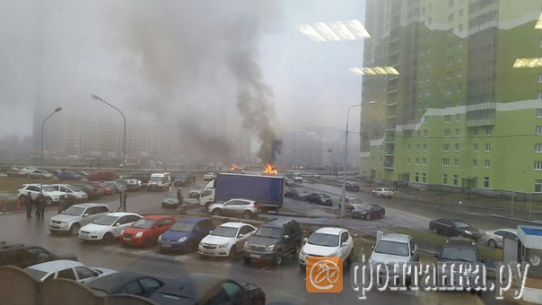 В Петербурге отыскали авто, на котором исчезли расстрелявшие полицейских