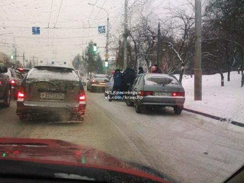 В Красноярске конфликт 2-х водителей завершился уголовным делом