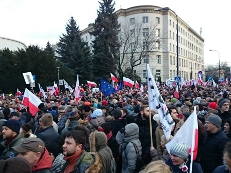 В Варшаве несколько тысяч человек вышли на митинг в защиту демократии