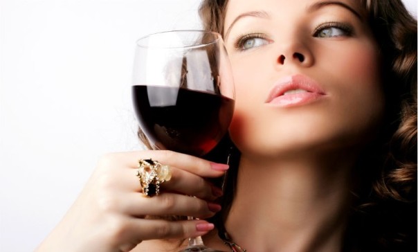 Ученые выявили связь между спиртом и привлекательностью человека