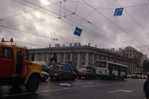 Сильный ветер продолжает бушевать в Петербурге