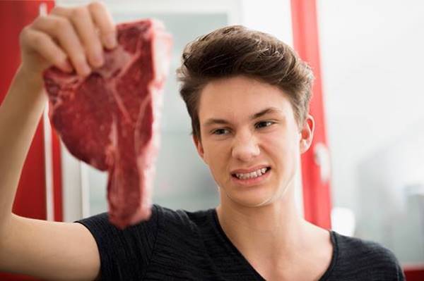 Отказ от мяса понижает привлекательность мужчин для женщин — Ученые