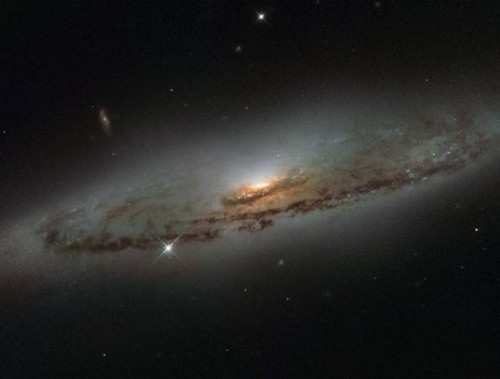 Телескоп «Хаббл» сделал фото галактики с гигантской черной дырой в центре