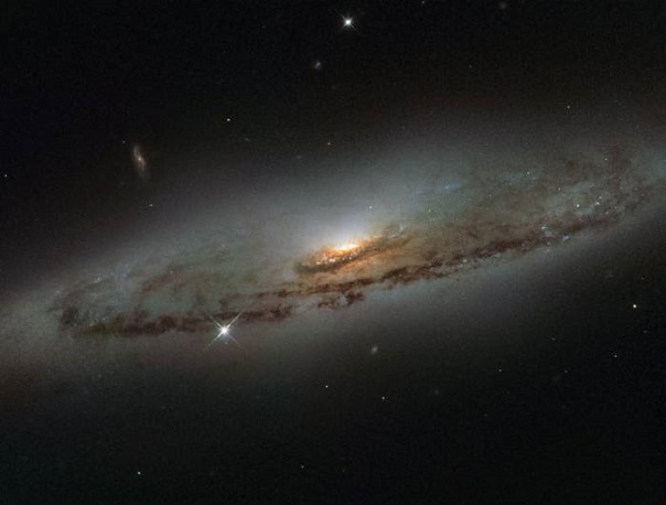 Телескоп «Хаббл» сделал фото галактики с гигантской черной дырой в центре