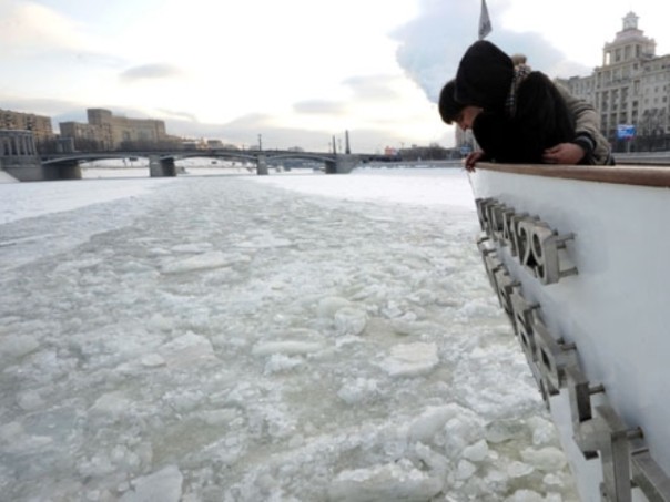 В Москве женщина выгуливающая собачку провалилась под лед на Москва-реке сообщили в пресс-службе управления МЧС по Москве