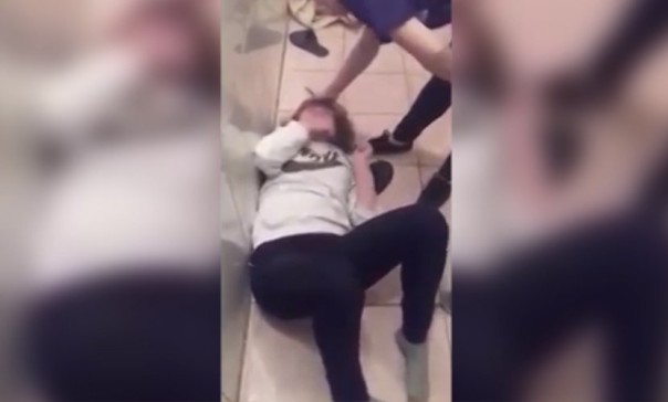 Под Ульяновском сокурсницы зверски избили 15-летнюю приятельницу из-за вшей