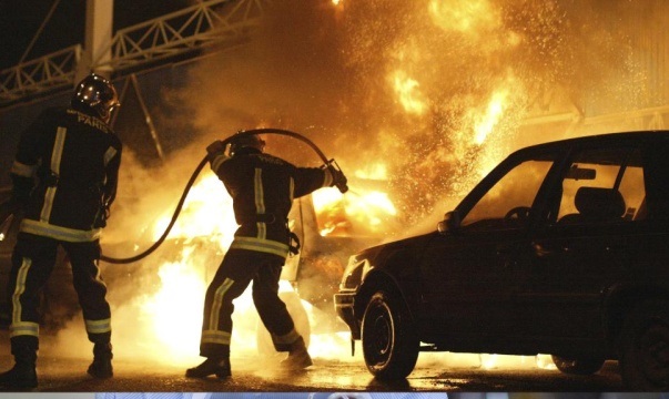 За ночь сожгли 800 машин — Новогодние веселья французов