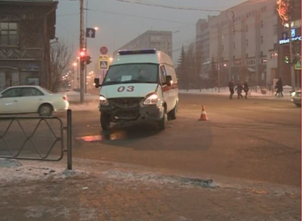 В Красноярске Ауди столкнулась со скорой: есть пострадавшие