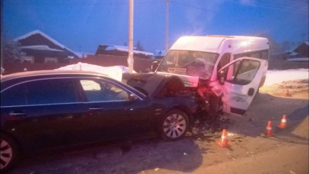 В Иркутске нетрезвый шофёр на «БМВ» въехал в маршрутку: семеро пострадавших