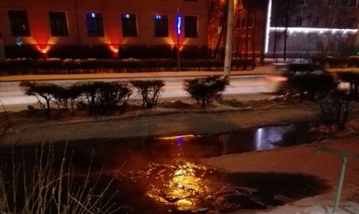 Улицу затопило в столице России из-за мощного прорыва трубы