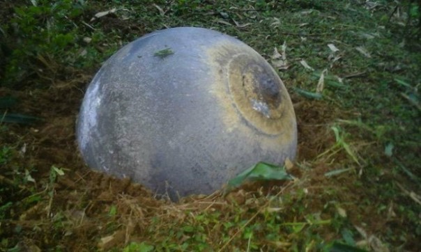 Три загадочных металлических шара упали на деревню на севере Вьетнама