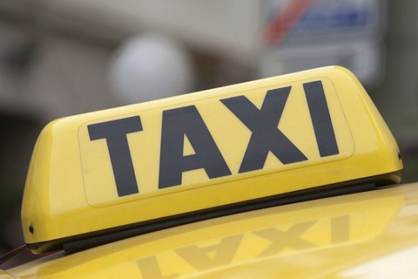Таксист избил и выбросил из салона пассажирку в Новосибирске