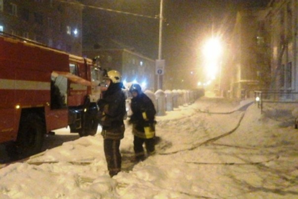 Пожарные три часа боролись с огнем в общежитие на улице Сафонова