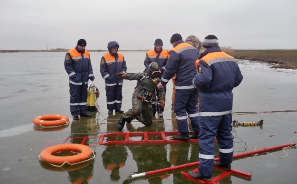 Два рыбака, провалившиеся под лед, спасены в Ростовской области