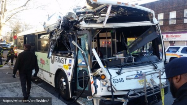 Десятки человек пострадали при столкновении автобуса с деревом в Нью-Джерси