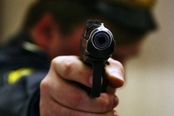 Вооруженный уголовник ранил полицейского в Ленинском районе